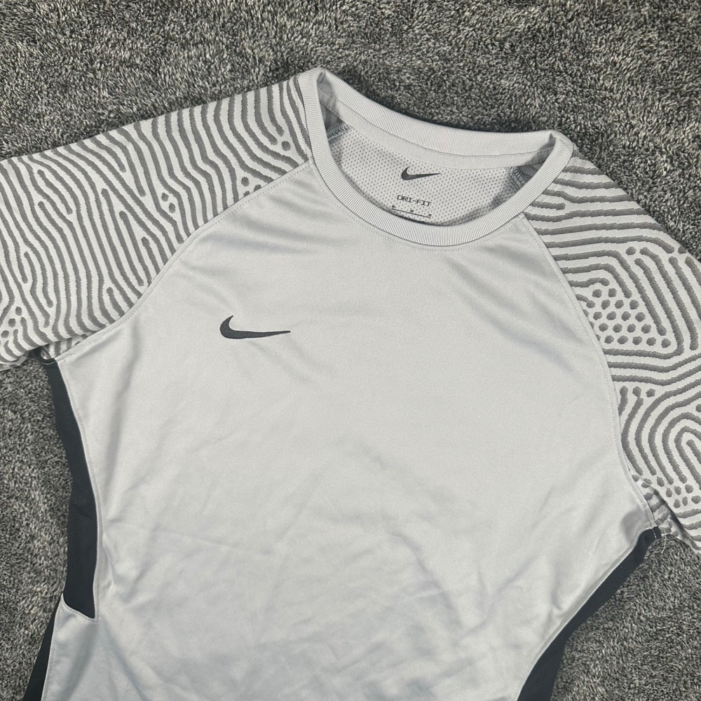 Nike Jersey Womens M Strike II Grey Graphic Short Sleeve Soccer Top CW3555-012
